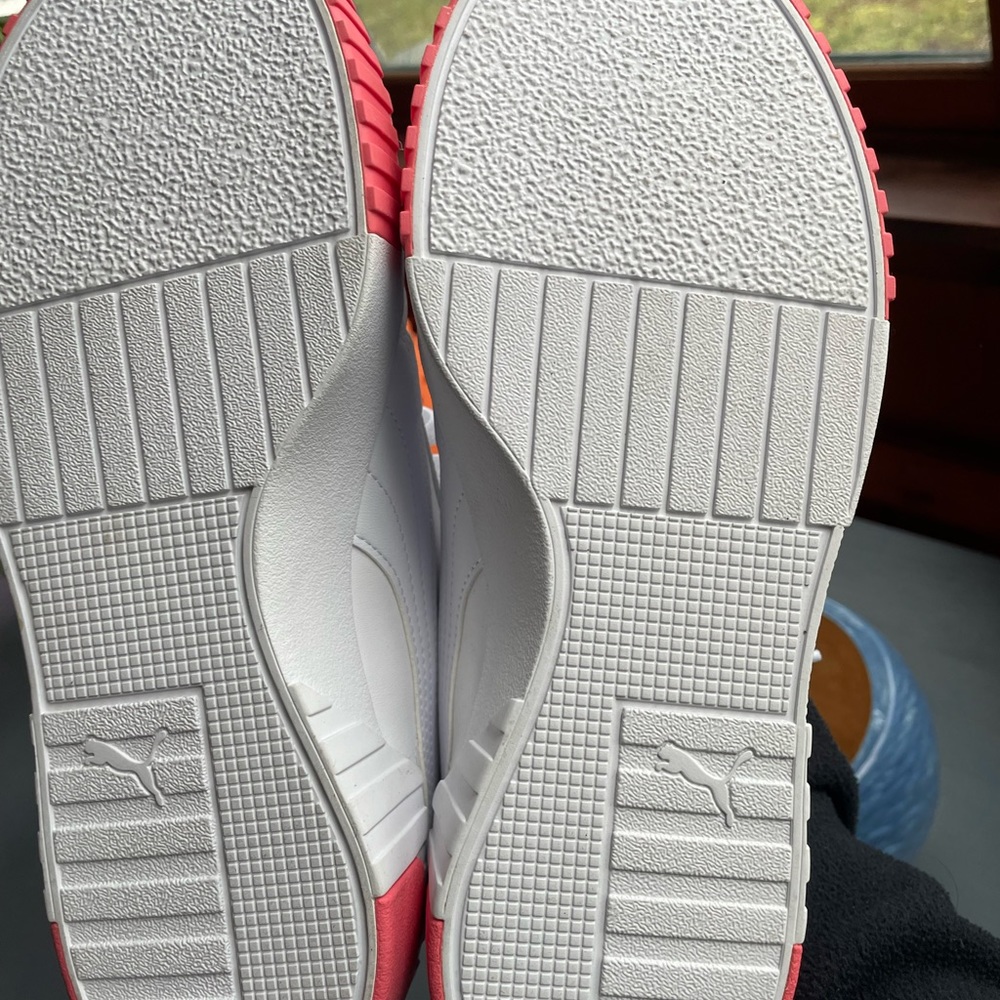 PUMAS - BRAND NEW kids size 7 woman’s size 8.5-9